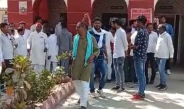 यह क्या सपा नेता को पुलिस ने उठाया