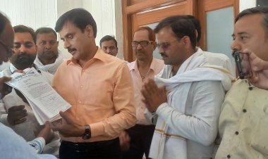 पत्रकार एसोसिएशन ने डीएम को सौंपा पत्रक