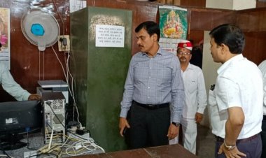 कार्यालय मे गंदगी का भरमार देख भड़के डीएम एमपी सिंह