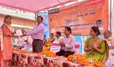 श्री महंथ मणिराज दास बलिराज पी जी कालेज मे बंटा टैबलेट