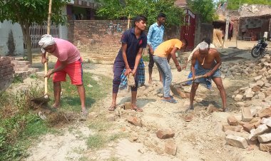 श्रमदान कर सड़क बनाने में जुटे ग्रामीण, जनप्रतिनिधि को दिखाया आईना
