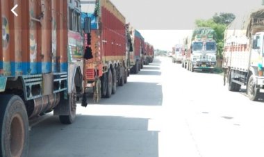 वाराणसी गोरखपुर फोरलेन पर लग रहे ट्रकों की कतार, प्रशासन अनजान