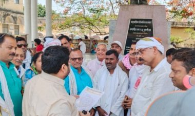कांग्रेसियों ने सौंपा पत्रक