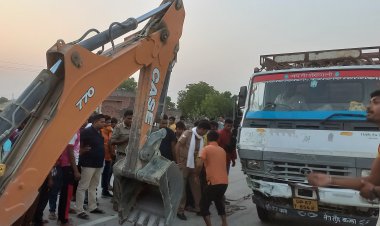 विपरीत दिशा से आ रहे डीसीएम ने पिकअप में मारा टक्कर, 1 घायल।