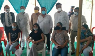 टी.आर.एस स्कूल कैंपस में शुरू हुआ नोएडा लोक मंच का वेक्सीन सेंटर