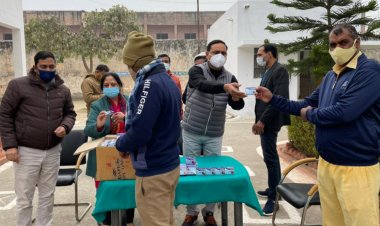 फ्रंटलाइन वर्कर व बंदियों को कोरोना महामारी के चलते उपलब्ध कराई गई रोग प्रतिरोधक कोविड- किट