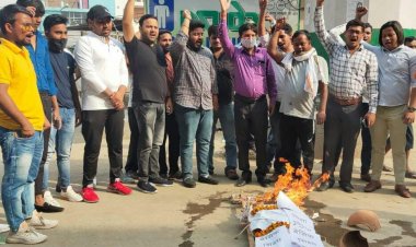 बेसिक शिक्षा विभाग की अर्थी फूंककर और अस्थियों को नाले में विसर्जित कर किया विरोध