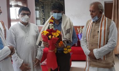 महर्षि आश्रम के वैदिक पंडितों द्वारा डीएम सुहास एलवाई का स्वस्तिवाचन के साथ स्वागत एवं आशीर्वाद