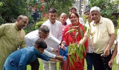 सफाई कर्मचारियों को डॉक्टर क्लीन की उपाधि से किया सम्मानित