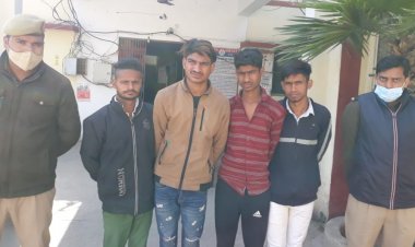 04 चोर अभियुक्त गिरफ्तार, कब्जे से चोरी की तीन स्ट्रीट लाईट बरामद