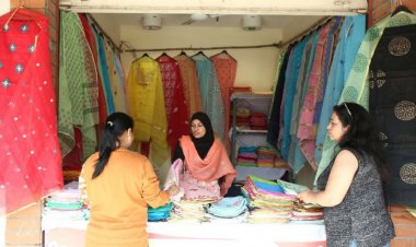 नोएडा हॉट में चल रहे सरस मेले में जमकर खरीदारी कर रहे हैं नोएडा वासी