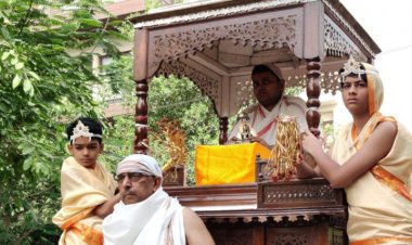 भगवान महावीर जयंती पर निकाली शोभायात्रा