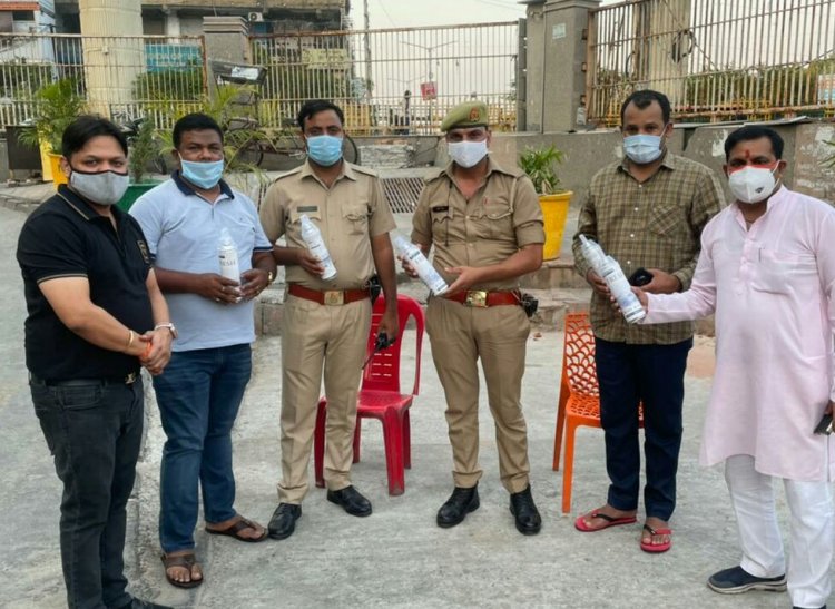 लायंस क्लब दिल्ली-नोएडा ने बांटी ऑक्सीजन कैन, मास्क