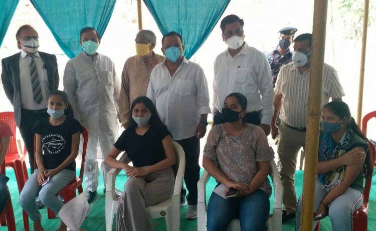 टी.आर.एस स्कूल कैंपस में शुरू हुआ नोएडा लोक मंच का वेक्सीन सेंटर