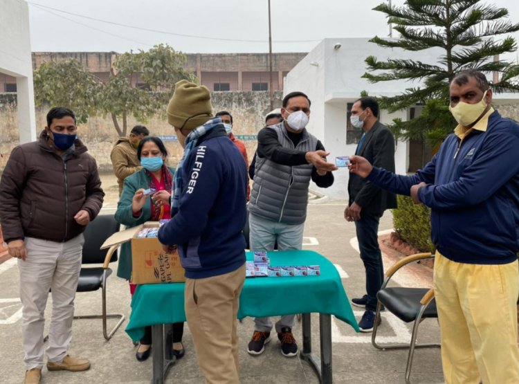 फ्रंटलाइन वर्कर व बंदियों को कोरोना महामारी के चलते उपलब्ध कराई गई रोग प्रतिरोधक कोविड- किट