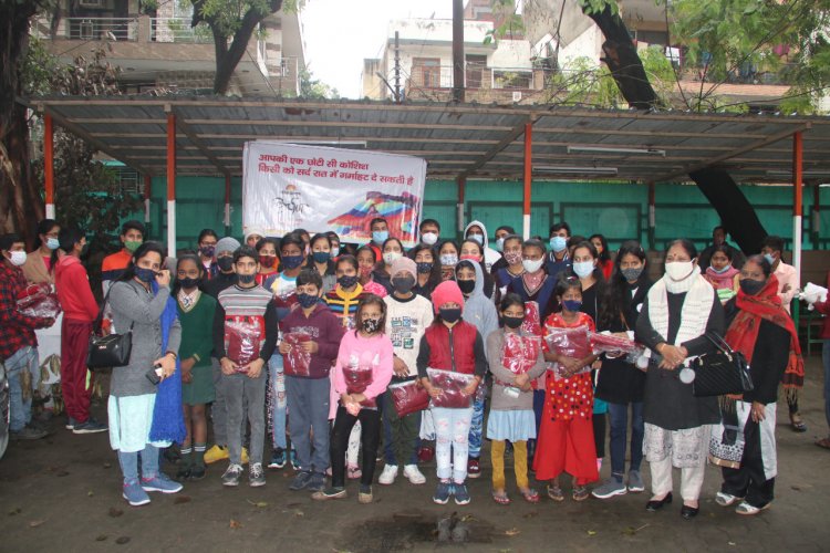नोएडा लोकमंच,लायंस क्लब और दैनिक जागरण ने ठिठुरती ठंड में जरूरतमंद को बांटे कम्बल, कपड़े, स्वेटर और साड़ियां