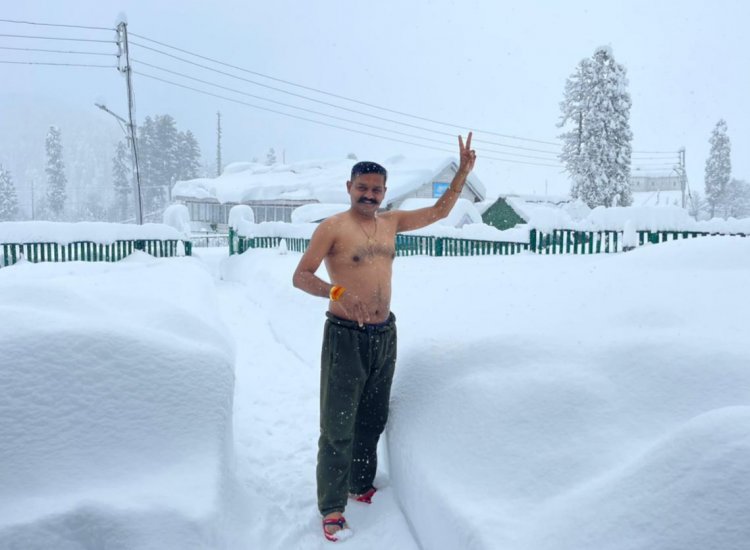 पहाड़ के देवदूतों का फौलादी हौसला : गुलमर्ग में माइनस 10 डिग्री में बर्फ़ से स्नान