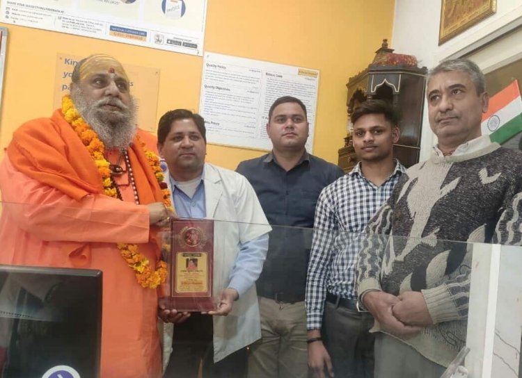 डॉ लाल पैथ पर आशीर्वाद देने पहुंचे श्री महंत नारायण गिरी जी