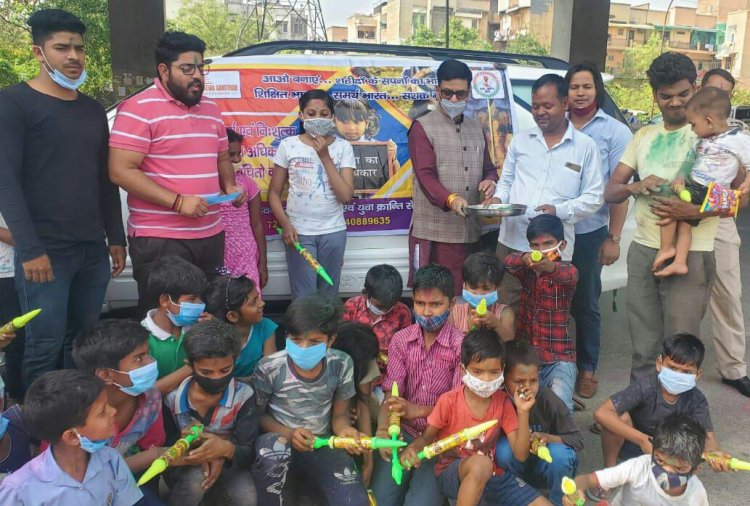 बच्चों को बांटे गए पिचकारी गुलाल और मास्क