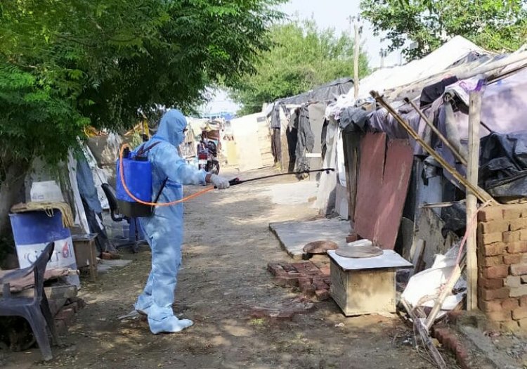 इंजीनियर अतुल और सत्यांशु ने कोविड महामारी के दौरान दिल्ली एनसीआर की झुग्गी बस्तियों को सेनटाइज़ करने का उठाया बीड़ा