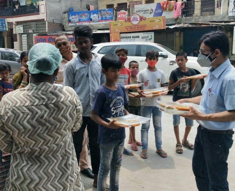18 गरीब परिवारों को राशन तथा "फीड द नीडी" ने 50 लोगो को दोपहर का भोजन किया वितरित