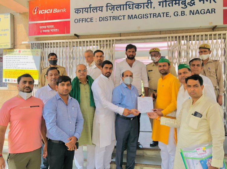 बेमौसम बरसात से नष्ट हुई फसल का मुआवजा देने के लिए किसान एकता संघ ने सौंपा ज्ञापन