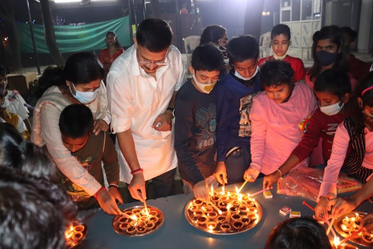 सी.पी. आलोक सिंह ने परिवार सहित आनन्द निकेतन वृद्ध सेवाश्रम एवं साईं कृपा बाल कुटीर में बच्चों संग मनाया दीपावली का त्यौहार