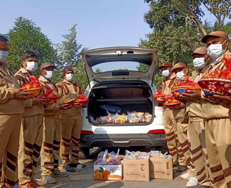 जिला अस्पताल में मरीजों को किए गए फल वितरण