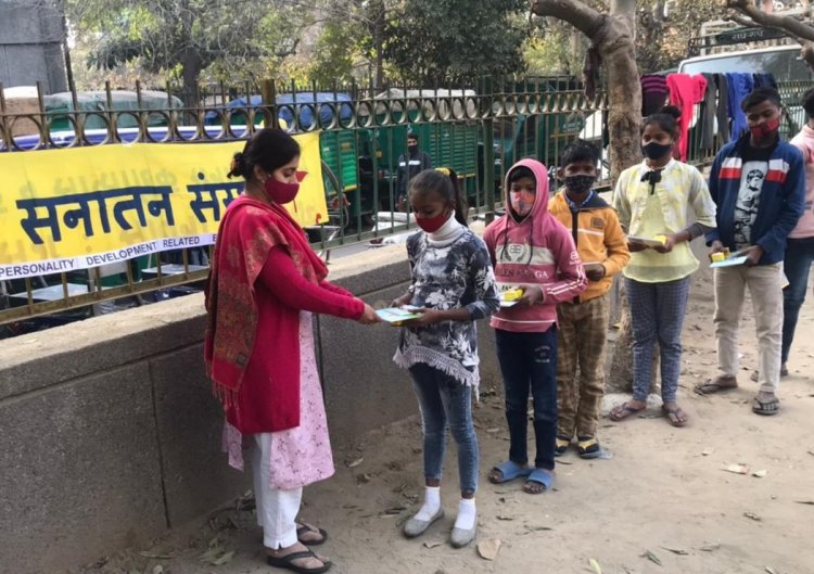 सनातन संस्था द्वारा दिल्ली की स्वयंसेवा संस्था गॉड गिव्स एवरीथिंग में गरीब बच्चों को की पुस्तकें एवं नोटबुक वितरित