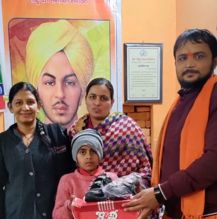 शहीद भगत सिंह संस्कार पाठशाला मे बच्चों को दिए जूते