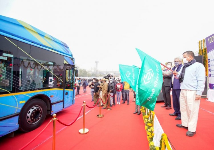 दिल्ली की पहली इलेक्ट्रिक बस को केजरीवाल ने हरी झंडी दिखाकर किया रवाना