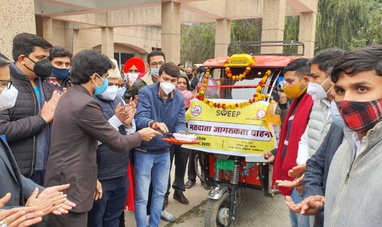 नोवरा और चैलेंजर्स चलाएंगे 'मतदाता जागरूकता वाहन' डीएम ने किया शुभारम्भ
