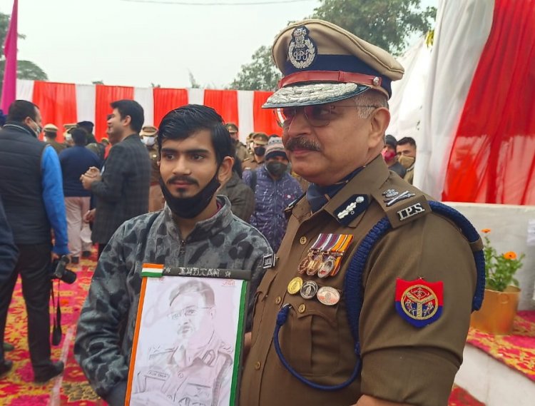 बारहवीं कक्षा के छात्र केशव देव शर्मा ने बनाया पुलिस आयुक्त का चित्र