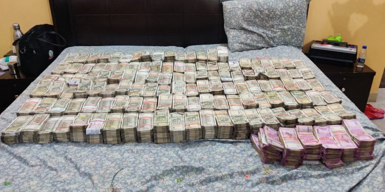 नोएडा पुलिस ने किए ₹3,70,50,000 कैश बरामद