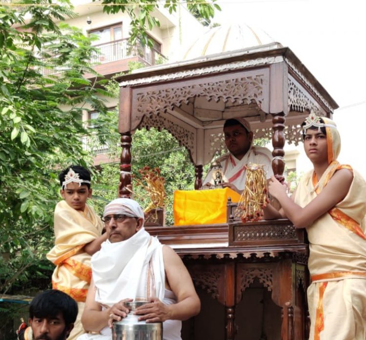 भगवान महावीर जयंती पर निकाली शोभायात्रा