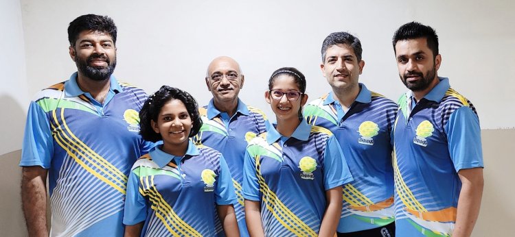 पिकलबॉल एक रैकेट/पैडल खेल है जिसे कई अन्य रैकेट खेलों के तत्वों को मिलाकर बनाया गया है