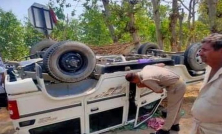 अनियंत्रित चार पहिया वाहन पलटा सभी बाल बाल बचे