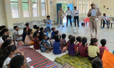 ट्रैफिक वाली शिक्षा : सड़क पे सुरक्षा की बारीकियों के बारे में लोगो को समझाया गया