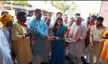 सपना सिंह ने फिता काटकर किया कार्यालय का उदघाटन
