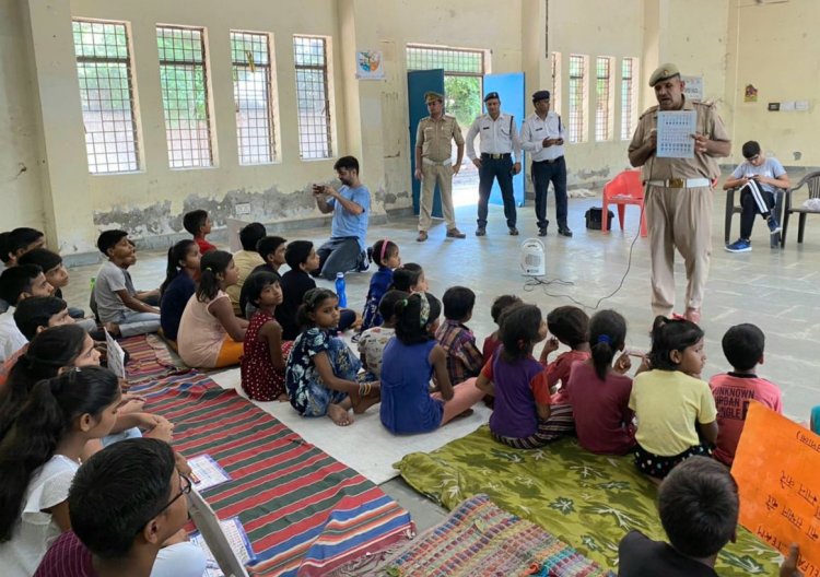 ट्रैफिक वाली शिक्षा : सड़क पे सुरक्षा की बारीकियों के बारे में लोगो को समझाया गया