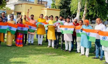 भारत माता की जय के साथ,  हर घर  तिरंगा लहराया