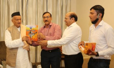 राज्यपाल को संस्कृति संज्ञान की स्मारिका एवं रामचरितमानस प्रति भेंट की