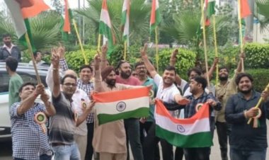 निकाली तिरंगा यात्रा व दीप जलाकर शहीदों को किया नमन