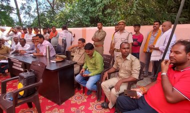 ग्राम प्रधान संगठन ने लेखपाल पर लगाया भ्रष्टाचार का आरोप, नायब तहसीलदार ने किया खुली बैठक