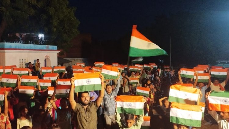 ग्राम प्रधान ने हर घर तिरंगा देकर किया शुरुआत