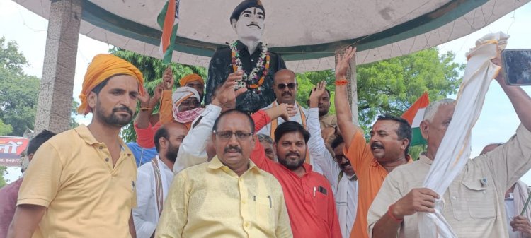 ब्लॉक प्रमुख राजन सिंह के नेतृत्व मे निकला तिरंगा यात्रा