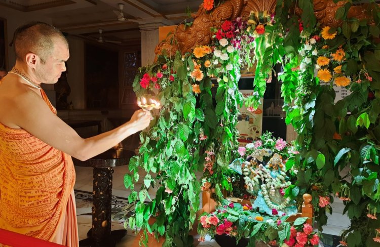 इस्कॉन मंदिर में पांच दिवसीय झूलन यात्रा का हुआ शुभारंभ