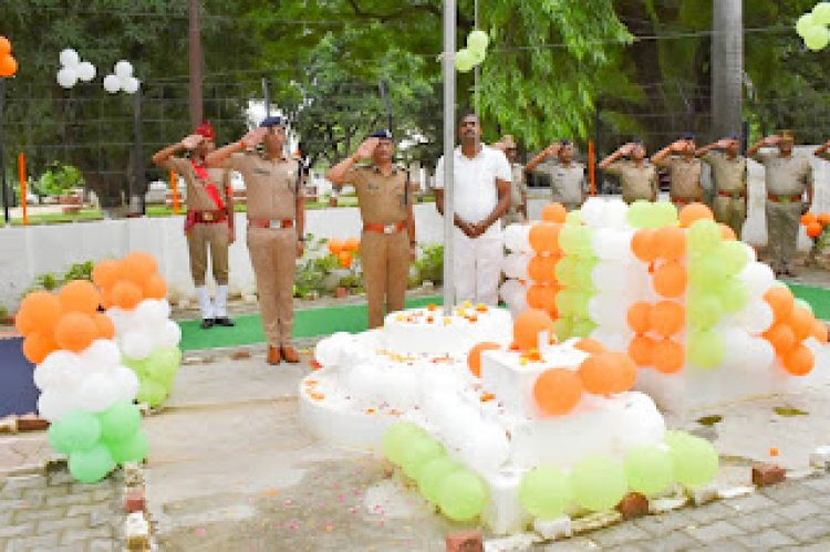 पुलिस महानिर्देशक ने पुलिसकर्मियों में बांटा तिरंगा