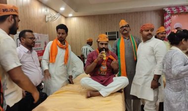 प्रधानमंत्री के जन्मदिन पर भाजपाईयो ने काटा केक, किया रक्तदान