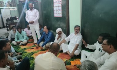 विकास भवन के शौचालय की हालत से कर्मचारी परेशान